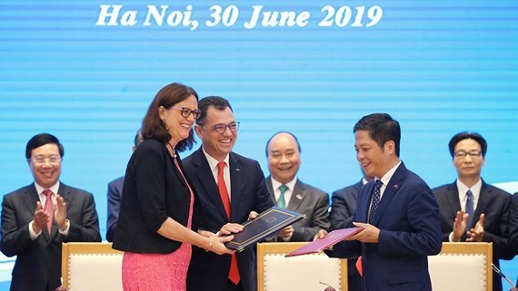 Thủ tướng Nguyễn Xuân Phúc chứng kiến Lễ ký Hiệp định Thương mại tự do giữa Việt Nam và Liên minh châu Âu. Ảnh: Lâm Khánh/TTXVN