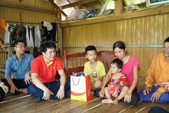 Ông Dương Hoài Nam, Giám đốc Văn phòng Miền Bắc - Chủ tịch Hội Liên hiệp Thanh niên Vietjet, cùng đoàn công tác Vietjet thăm gia đình và tặng quà cho em nhỏ tại huyện Định Hóa, tỉnh Thái Nguyên