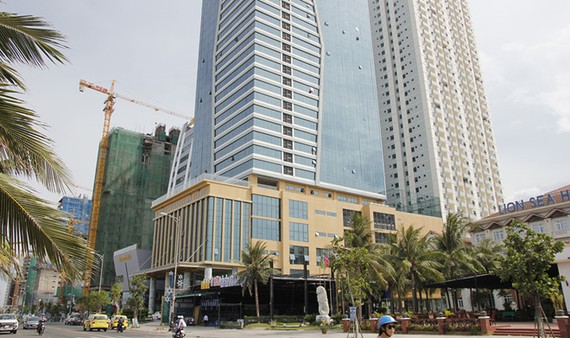 Tổ hợp khách sạn và căn hộ cao cấp Mường Thanh ven biển Đà Nẵng.