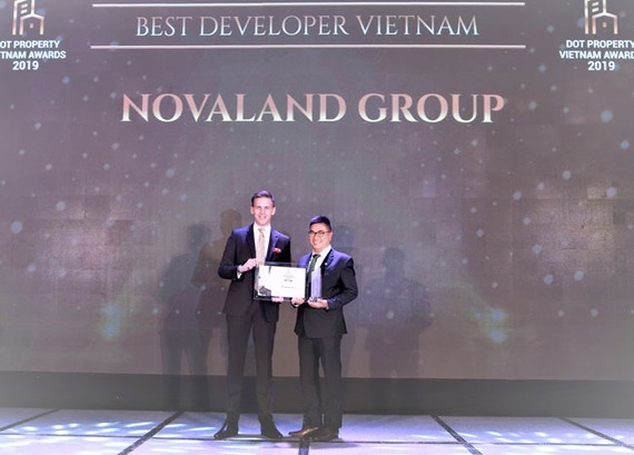 Đại diện Novaland Group nhận giải Best Developer Vietnam tại Dot Property Awards 2019.
