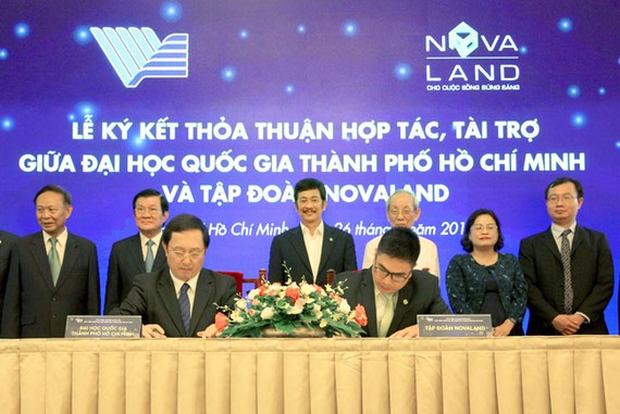 Đại diện Tập đoàn Novaland và đại diện Đại học quốc gia TPHCM ký kết tài trợ.