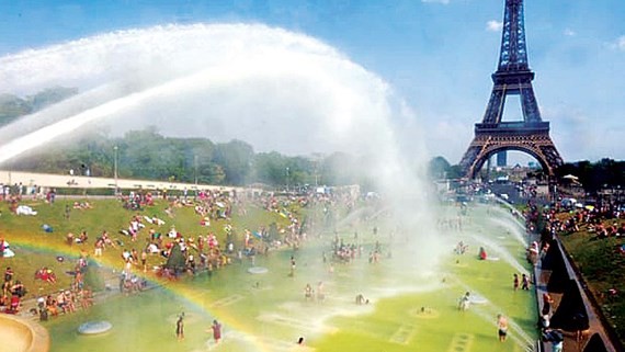 Người Pháp tránh nắng nóng ở quảng trường Trocadéro ở thủ đô Paris