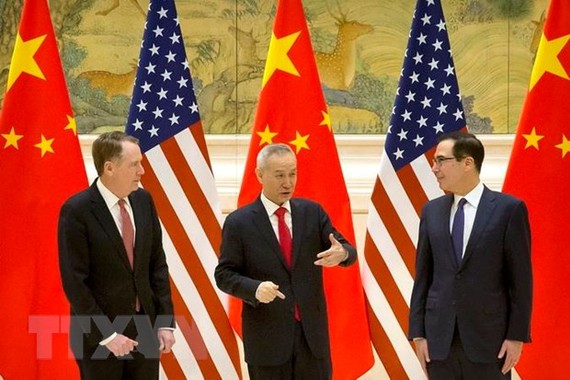 Đại diện Thương mại Mỹ Robert Lighthizer, Phó Thủ tướng Trung Quốc Lưu Hạc và Bộ trưởng Tài chính Mỹ Steven Mnuchin tại cuộc gặp ở Bắc Kinh ngày 14/2 vừa qua. (Ảnh: AFP/TTXVN)