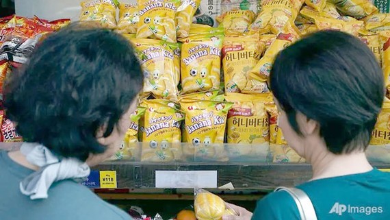  Sản phẩm Hàn Quốc được bày bán ở cửa hàng tại khu Shin Okubo, Tokyo ngày 2-8 (Hình ảnh: AP/Eugene Hoshiko)