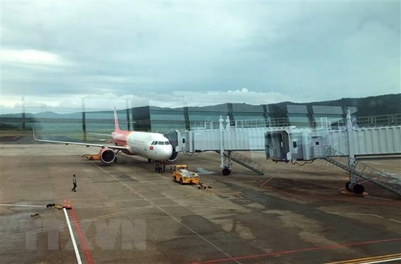 Hàng loạt chuyến bay của Vietjet và Vietnam Airline tại sân bay Phú Quốc (Kiên Giang) phải hoãn và hủy chuyến. (Ảnh: Huy Hùng/TTXVN)