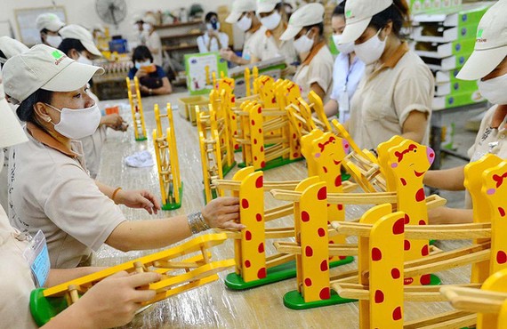 Một chuỗi sản xuất sản phẩm dành cho trẻ em tại Việt Nam - Ảnh: QUANG ĐỊNH