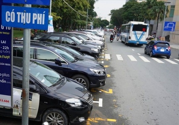 TPHCM: Tiếp tục thu phí sử dụng tạm thời lòng đường để đỗ xe ô tô