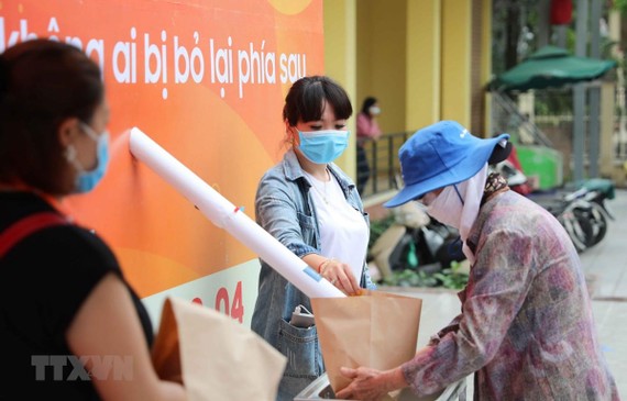 Cây "ATM gạo" đầu tiên ở Hà Nội được lắp đặt để giúp đỡ người nghèo