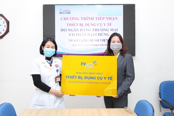 Bà Nguyễn Thanh Huyền  – Giám đốc Ban Marketing và Truyền thông PVcomBank trao quà ủng hộ cho đại diện bệnh viện.