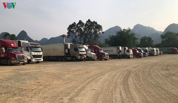 Tại khu vực cửa khẩu quốc tế Tà Lùng có khoảng hơn 70 xe ùn ứ chờ thông quan.