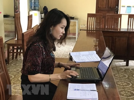 Giáo viên trường THPT Đinh Bạt Tụy (Nghệ An) dạy học qua mạng Internet. (Ảnh: Bích Huệ/TTXVN)