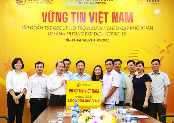 Tập đoàn T&T Group trao quà cho đại diện lãnh đạo tỉnh Thái Nguyên. 