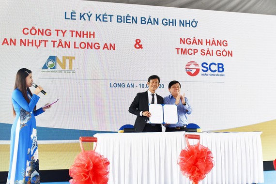 Ông Nguyễn Văn Thanh Hải - Phó Chủ tịch HĐQT SCB ký biên bản ghi nhớ tài trợ vốn cho dự án KCN An Nhựt Tân.