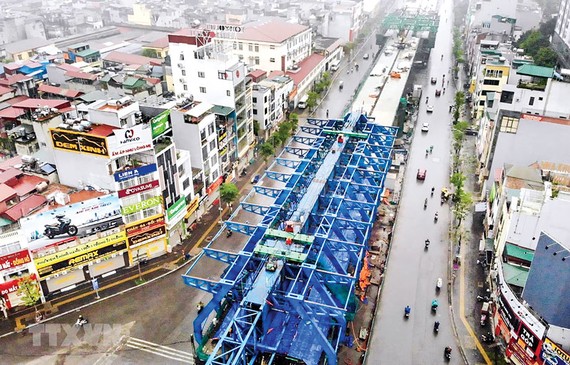 Dự án cầu cạn Vành đai 2 đoạn qua đường Minh Khai đã tạm dừng thi công.
