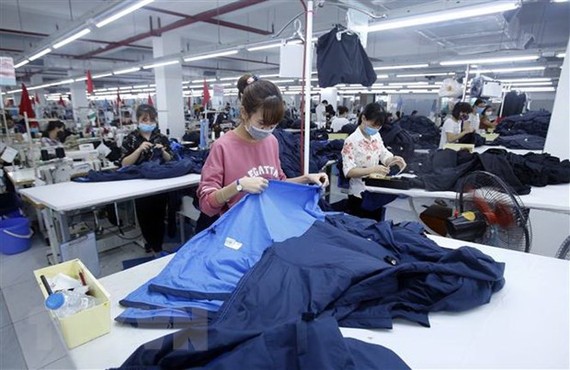 Sản xuất sản phẩm may mặc tại Công ty cổ phần may và dịch vụ Hưng Long (huyện Mỹ Hào, Hưng Yên). (Ảnh: TTXVN)