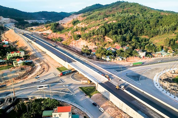 Hạ tầng giao thông tỉnh Quảng Ninh - đường dẫn vào sân bay Vân Đồn, là dẫn chứng sự thành công dự án tư nhân tham gia.
