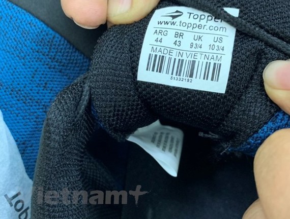Sản phẩm giày TOPPER trong lô hàng tạm nhập từ Trung Quốc để xuất khẩu đi nước thứ 3 nhưng trên sản phẩm ghi Made in Vietnam do Hải quan Hải Phòng phát hiện, bắt giữ tháng 5/2019.