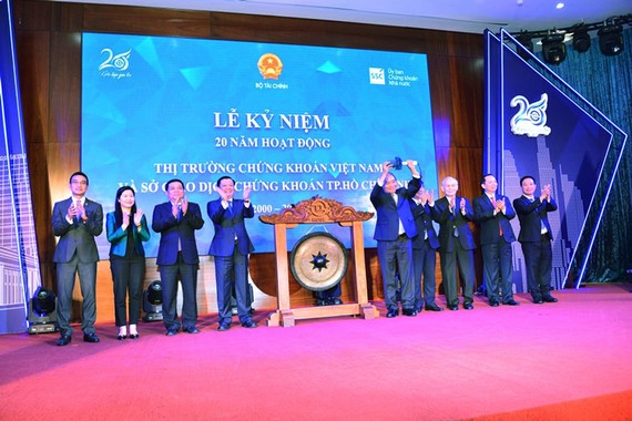 Thủ tướng Nguyễn Xuân Phúc thực hiện nghi thức đánh cồng khai trương phiên giao dịch chứng khoán.