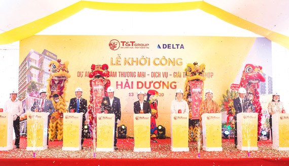 Ông Đỗ Quang Hiển, Chủ tịch HĐQT kiêm TGĐ Tập đoàn T&T Group (đứng giữa) và các vị đại biểu bấm nút khởi công xây dựng dự án. 