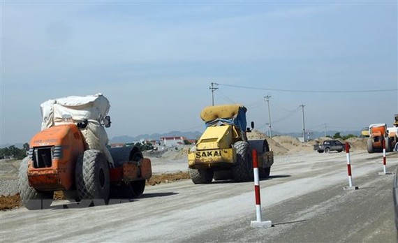 Thi công nền đường trên tuyến cao tốc Cao Bồ-Mai Sơn, đoạn tuyến đầu tiên trong tổng số 11 dự án thành phần xây dựng đường bộ cao tốc Bắc-Nam phía Đông giai đoạn 2017-2020. (Ảnh: Huy Hùng/TTXVN)