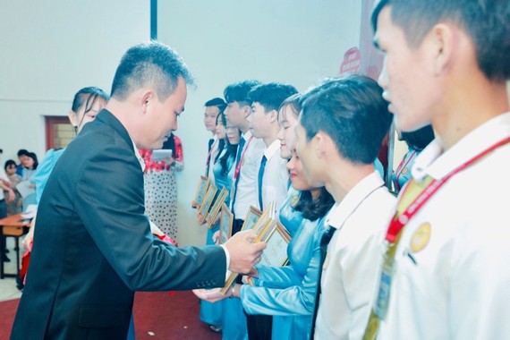 Đại diện Tập đoàn Novaland trao học bổng cho các em sinh viên trường Đại học Phan Thiết