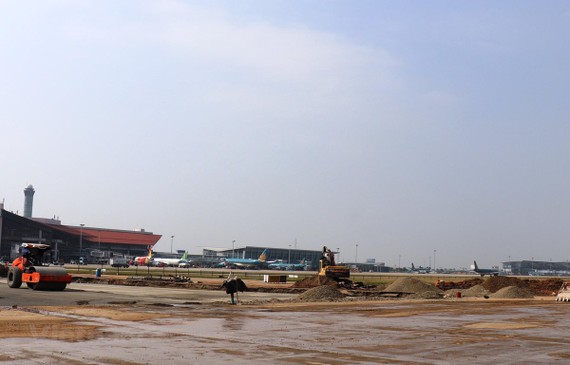 Đường băng sân bay Nội Bài sẽ hoàn thành việc sửa chữa, cải tạo nâng cấp giai đoạn 1 để đáp ứng cho kế hoạch khai thác cao điểm Tết. (Ảnh: Việt Hùng/Vietnam+)