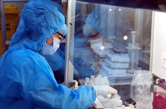 Việt Nam vừa nghiên cứu tự chế tạo, vừa phối hợp mua vaccine COVID-19 từ nước ngoài. Ảnh: Bộ Y tế