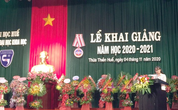 Phạm Thị Thủy đại diện sinh viên phát biểu tại lễ khai giảng năm học 2020-2021 của Trường Đại học Khoa học - Đại học Huế.