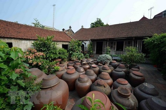 Sân nhà cổ trong Di tích làng cổ Đường Lâm. (Ảnh: Thanh Hà/TTXVN)