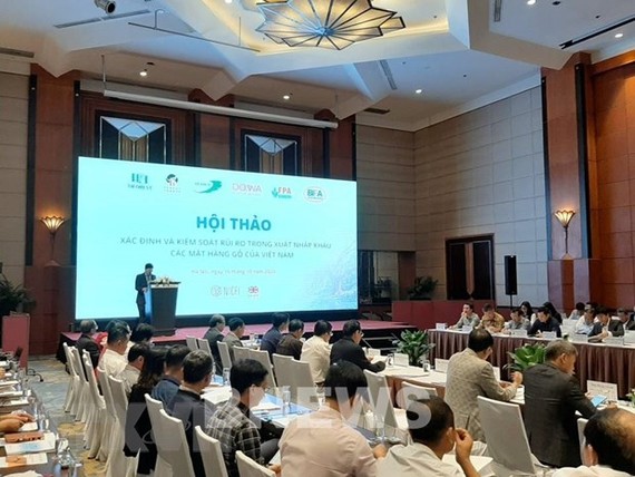 Các đại biểu tham dự hội thảo cho rằng, Việt Nam cần tiếp tục siết chặt việc quản lý nhập khẩu gỗ nguyên liệu, phòng ngừa những rủi ro về nguồn gốc gỗ ( Ảnh: Bích Hồng/TTXVN)