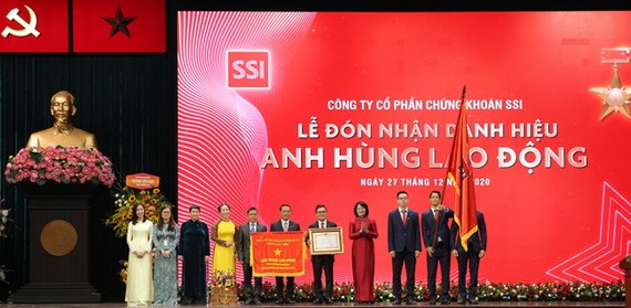 Phó Chủ tịch nước Đặng Thị Ngọc Thịnh trao Huân chương Lao động Thời kỳ đổi mới cho đại diện SSI.