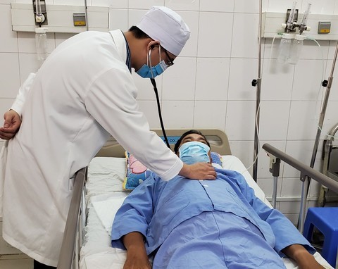 Bác sĩ chăm sóc cho bệnh nhân