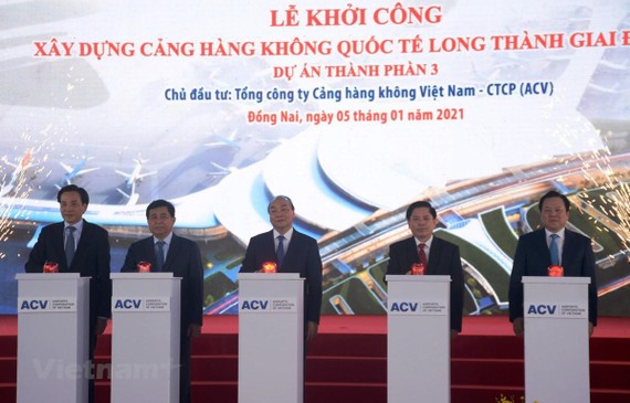 Thủ tướng Chính phủ Nguyễn Xuân Phúc nhấn nút khởi công dự án sân bay Long Thành. (Ảnh: Việt Hùng/Vietnam+)