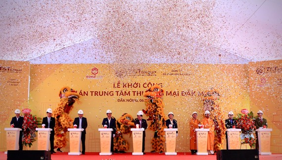 Ông Đỗ Quang Hiển, Chủ tịch HĐQT kiêm Tổng giám đốc Tập đoàn T&T Group, và các đại biểu bấm nút khởi công dự án.