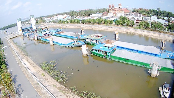 Các phương tiện giao thông thủy neo đậu ở âu tàu Rạch Chanh (tại Long An)