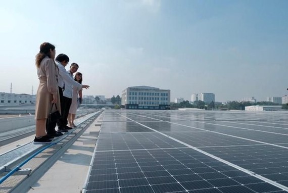 Những tấm pin trên công trình điện mặt trời mái nhà SCSC - CMES công suất 1,1 MWp. (Nguồn: giaoduc.net.vn)