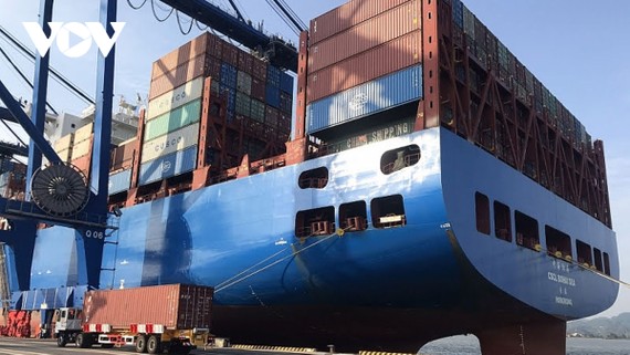 Nhiều DN cho biết, chi phí xuất nhập khẩu hàng hóa gia tăng do hiện tượng tăng giá thuê tàu và container.