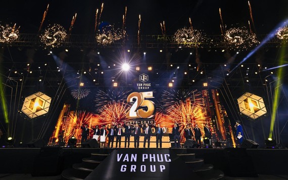 Lễ kỷ niệm 25 thành lập Van Phuc Group được tổ chức tại Quảng trường Diamon.