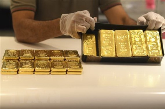 Giá vàng thế giới rời khỏi mức cao nhất trong hai tuần