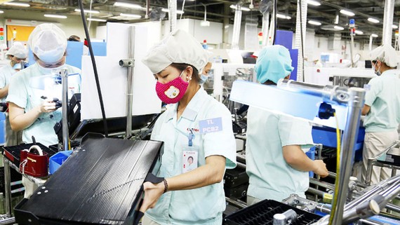 Việc Việt Nam khống chế được dịch bệnh và ưu tiên tiếp tục hoạt động sản xuất sẽ cho phép Việt Nam dễ huy động vốn vào sản xuất cấp thấp, một điều kiện giúp thu hút thêm nhiều nhà sản xuất.