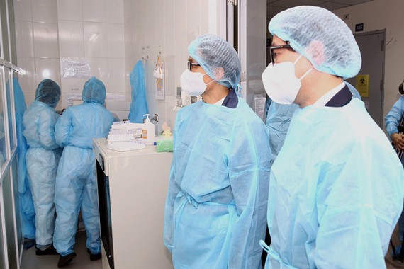 Phó thủ tướng Vũ Đức Đam (thứ hai từ bên phải) thị sát một phòng xét nghiệm ở CDC Hà Nội - Ảnh: VGP/Đình Nam
