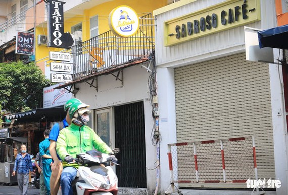 Quán Sabrosd Cafe (phố Bùi Viện, quận 1) bị phong tỏa sau khi bệnh nhân 1883 - công chứng viên ở Hà Nội, ghé đây vào ngày 29-1 - Ảnh: NHẬT THỊNH