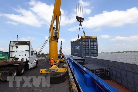 Bốc xếp hàng hóa tại cảng Tân Cảng-Thốt Nốt. (Ảnh: TTXVN)