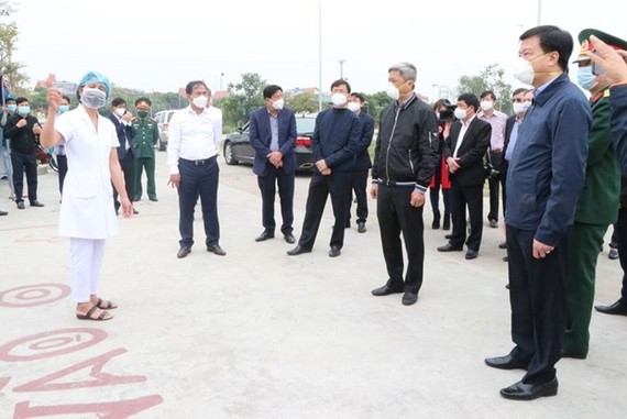 Thứ trưởng Bộ Y tế Nguyễn Trường Sơn kiểm tra công tác phòng chống dịch tại huyện Cẩm Giàng. (Ảnh: Mạnh Minh/TTXVN)