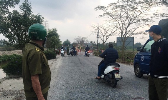 Lực lượng chức năng chốt chặn những ngả đường vào khu vực xã Hoàng Động, huyện Thủy Nguyên - Ảnh: Đài PT-TH Thủy Nguyên