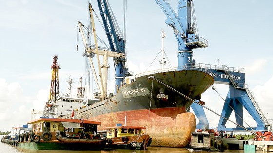 Tàu vào bốc dỡ hàng tại cảng Sài Gòn - Hiệp Phước, huyện Nhà Bè. Ảnh: CAO THĂNG