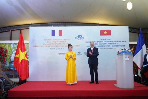 Đại sứ Pháp Nicolas Warnery trao Huân chương Bắc đẩu bội tinh cho bà Nguyễn Thị Phương Thảo