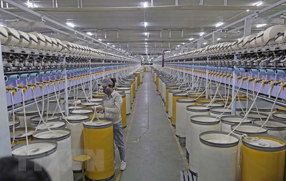 Sản xuất sợi tại Công ty TNHH Dệt Hà Nam, thành phố Phủ Lý, tỉnh Hà Nam. (Ảnh: Trần Việt/TTXVN)