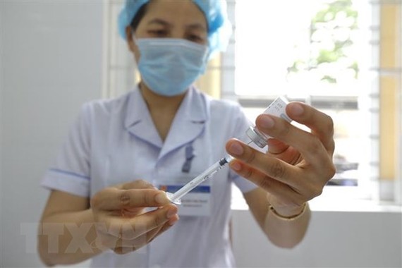 Nhân viên y tế tiêm vaccine AstraZeneca phòng COVID-19 cho cán bộ, chiến sỹ thuộc Bộ đội Biên phòng tỉnh Cao Bằng. (Ảnh: Minh Quyết/TTXVN)