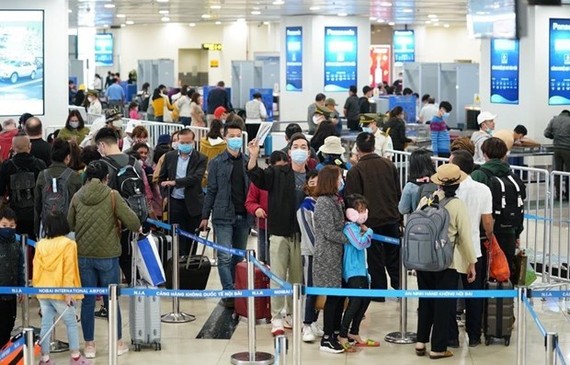 Hành khách làm thủ tục chuyến bay tại sân bay Nội Bài. (Ảnh: CTV/Vietnam+)